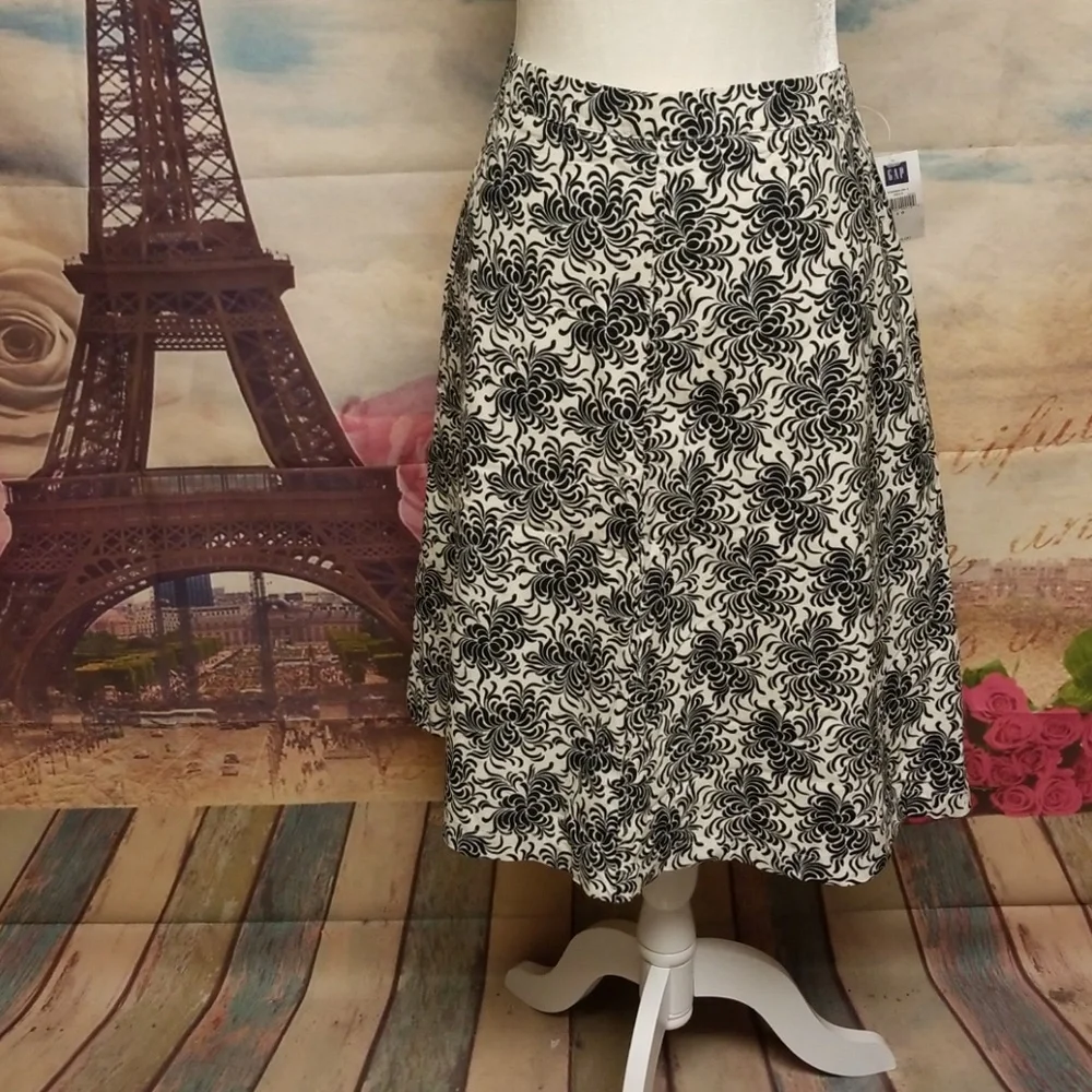 SOLD SOLD E ⭐️ NWT Gap floral print skirt - Picture 1 of 6
